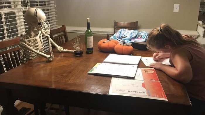 "Мое реальное фото, когда жду, пока дочь закончит делать свою домашку"