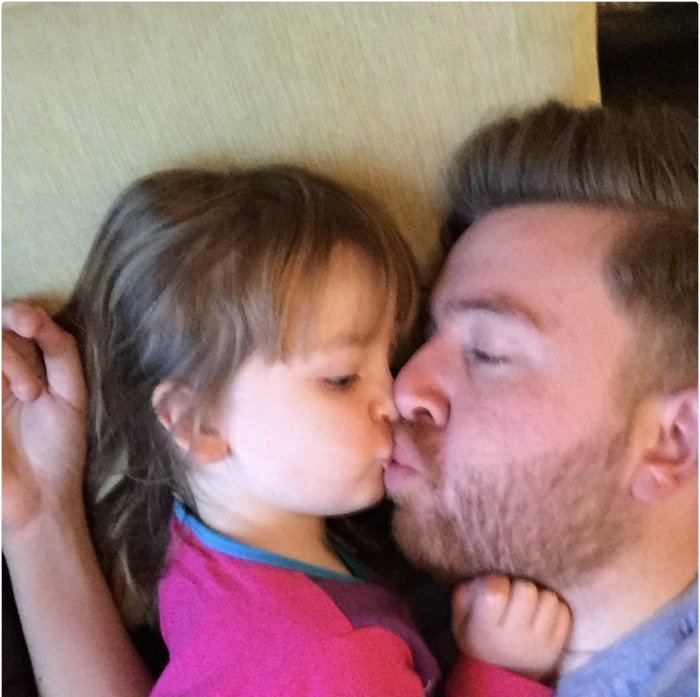 Многие отцы заступились за футболиста, публикуя фото со своими дочками и объясняя, что такие поцелуи - абсолютно нормальное проявление любви