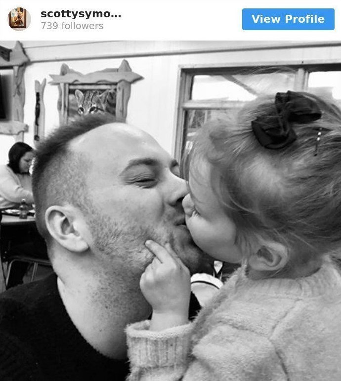 "То, что кого-то можно осудить за поцелуй с маленькой дочкой в губы - абсолютный бред", - пишут другие отцы