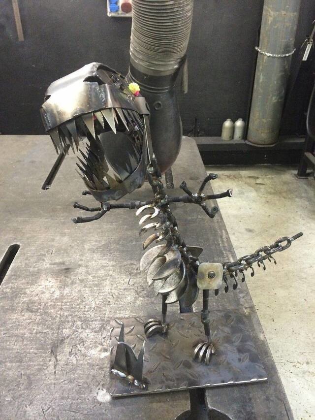 Тираннозавр из металлолома