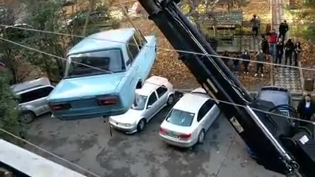 Конец эпохи: с тбилисского балкона спустили старый автомобиль, простоявший там 27 лет