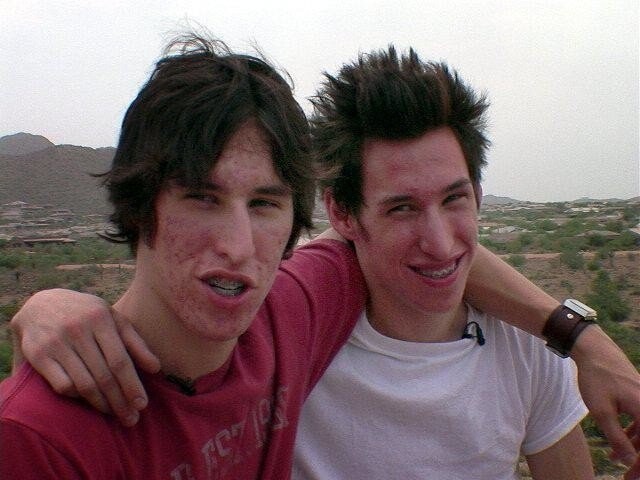 Майк и Мэтт – братья из Аризоны, им было всего по 20 лет, когда они решили, что хотят перевоплотиться в двух Брэдов Питтов. Такими парни было до...
