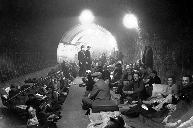 Жители Лондона укрываются в метро от немецких бомбардировок. 1940 год