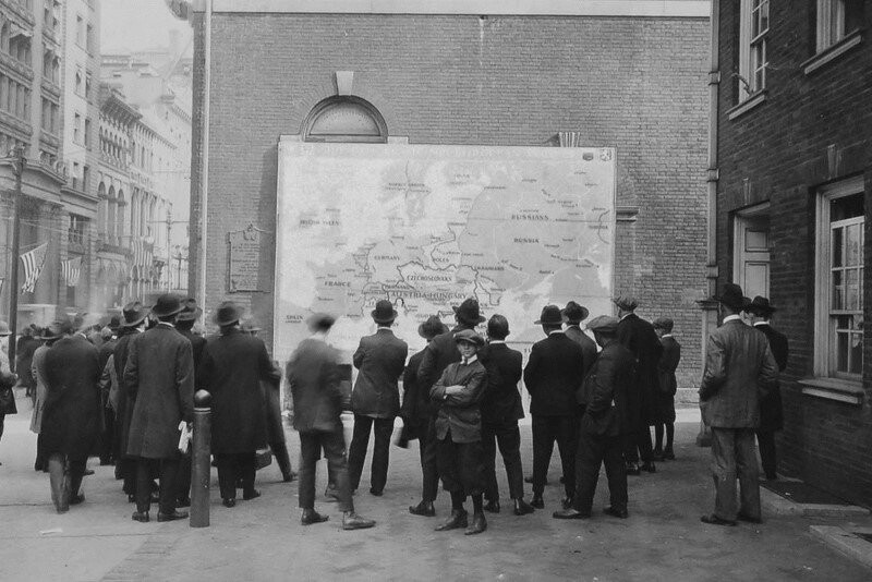 Прохожие изучают новую карту Европы после Первой мировой войны. 1918 год
