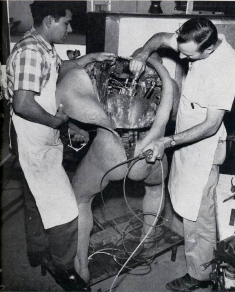 Сотрудники Walt Disney готовят робота для выставки. 1964 год
