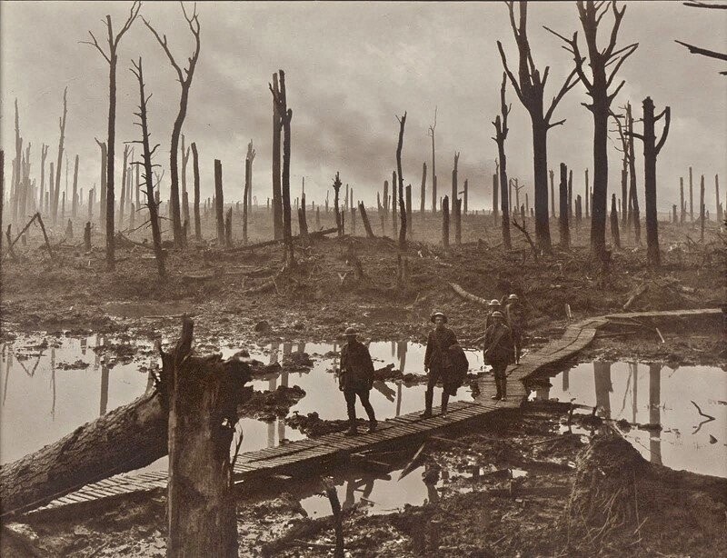 Солдаты пересекают поле боя в лесу Шато, Бельгия. 1917 год
