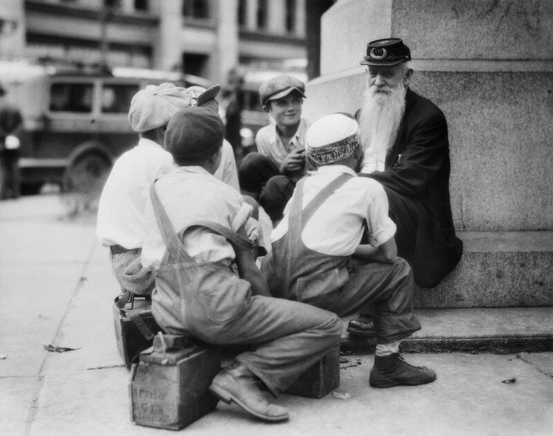 Ветеран Гражданской войны рассказывает истории чистильщикам сапог. 1935 год