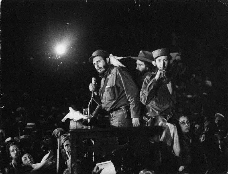 Голубь сидит на плече Фиделя Кастро во время его речи. 1959 год