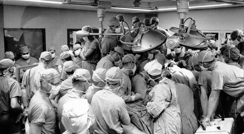 Стажеры наблюдают за шунтированием коронарной артерии доктором Кули. 1970-е