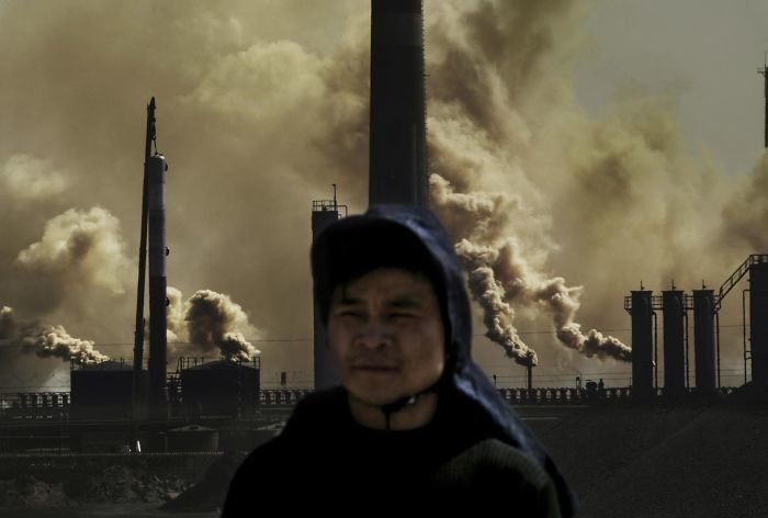 Фотограф уделял внимание теме охраны окружающей среды и социальным проблемам: снимал заводы, загрязняющие воздух и наносящие вред жителям