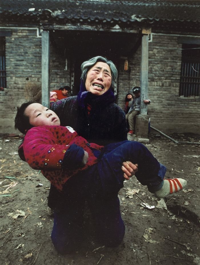 Женщина держит на руках своего смертельно больного внука
