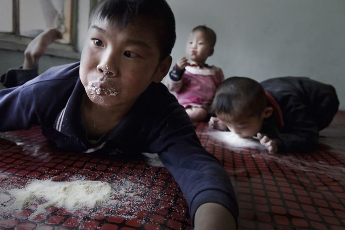 Дети с ДЦП едят сухое молоко с кровати