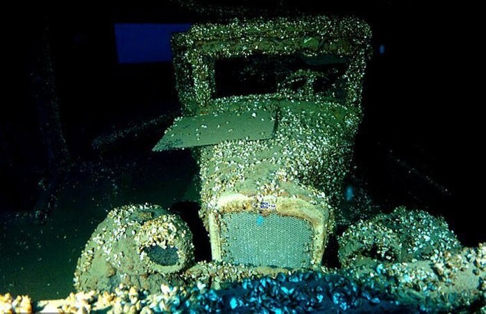 Дайверы нашли судно, затонувшее 90 лет назад, на котором сохранилось всё, даже автомобиль Chevrolet