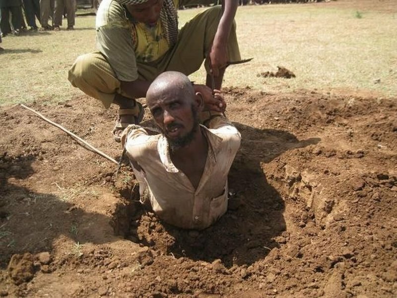 Шариатский суд: мужчину забили камнями в Сомали