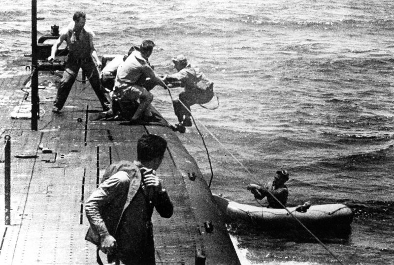 Члены экипажа американской подводной лодки «Танг» во время спасения сбитого пилота в районе атолла Трук