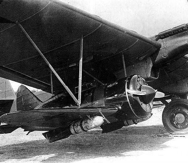 Советский четырёхмоторный бомбардировщик ТБ-3/СПБ (составной пикирующий бомбардировщик) с подвешенными под крыльями истребителями Поликарпова