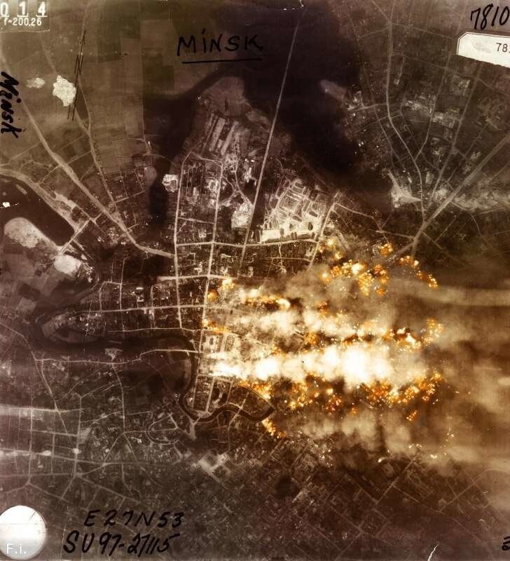 Фотофиксация результатов бомбардировки Минска немецким разведчиком. 24 июня 1941 г.