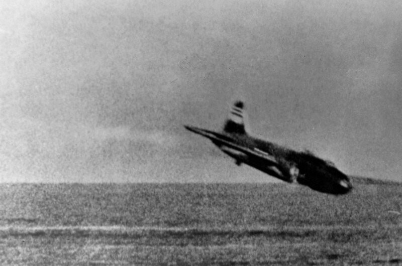 Падение японского бомбардировщика G4M «Бетти», сбитого американскими палубными истребителями Grumman F4F-3 Wildcat из 3-й истребительной эскадрильи (VF-3)