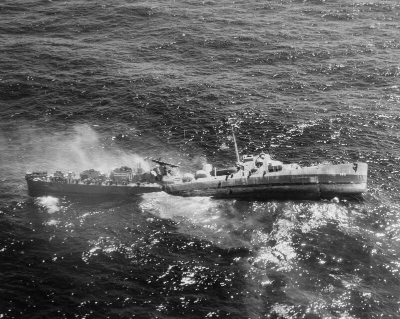 Разорванный пополам попаданием немецкой торпеды американский эсминец «Фиск» (USS Fiske)