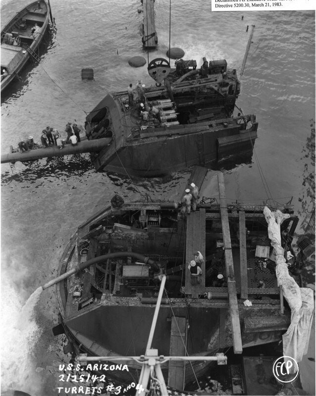 Линкор «Аризона» на дне гавани Пёрл-Харбор, 1942 г.