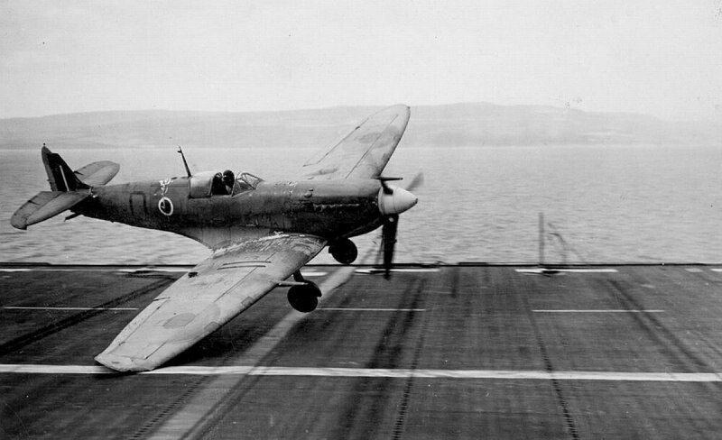 Неудачная посадка «Сифайра» на палубу британского авианосца «Раведжер» в исполнении саб-лейтенанта Дж. Морриса из 761-й истребительной эскадрильи