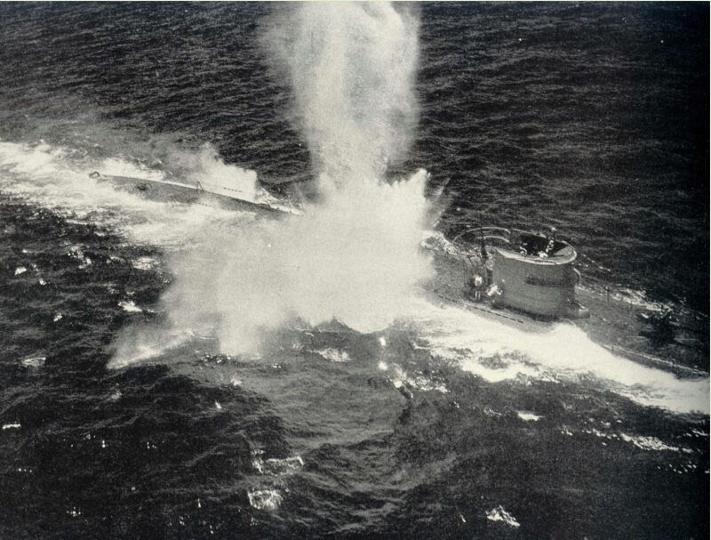 Немецкая подводная лодка U-196 под атакой американского противолодочного самолёта PBY «Каталина». 8 марта 1943 г.