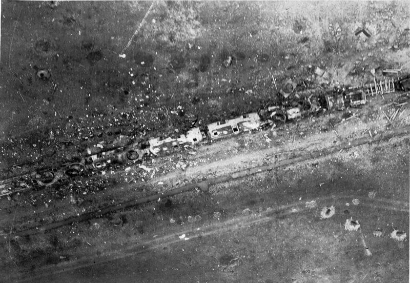 Останки немецкого бронепоезда Panzerzug 76, уничтоженного 14 апреля 1945 г. шестёркой Ил-2