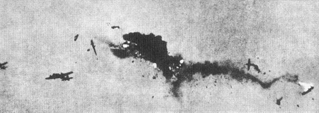 Взрыв в воздухе, разрушивший американский тяжёлый бомбардировщик В-17 «летающая крепость»