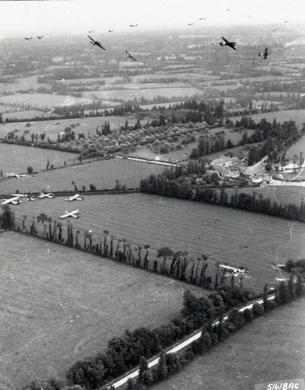 Группа транспортных самолётов С-47 над Нормандией. «День Д», июнь 1944 г.