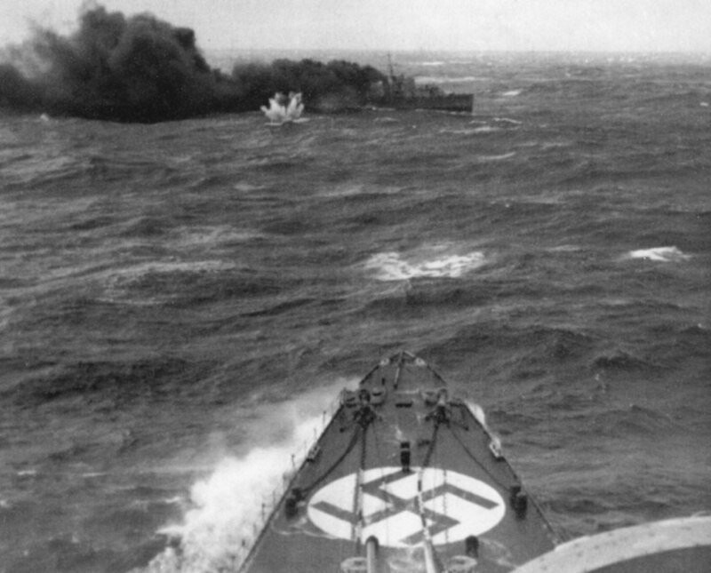 Немецкий тяжелый крейсер «Адмирал Хиппер» атакует британский эсминец «Глоуворм». Северное море, неподалеку от порта Нарвик
