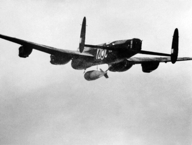 Британский бомбардировщик Авро «Ланкастер» в полёте с сейсмической бомбой «Толлбой» клибра 5.4 тонны (12000 lb)