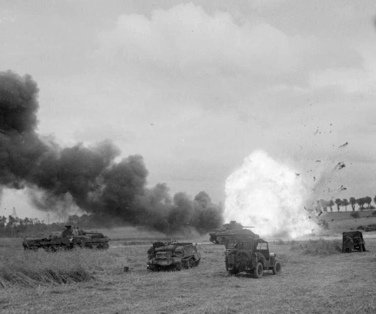 Британский грузовик с боеприпасами взрывается от попадания миномётного снаряда. 26 июня 1944 г.