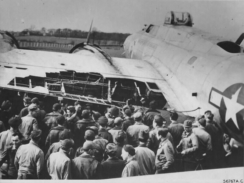 Американский бомбардировщик Boeing B-17G, получивший повреждения в ходе налёта на Берлин. 18 марта 1945 г.