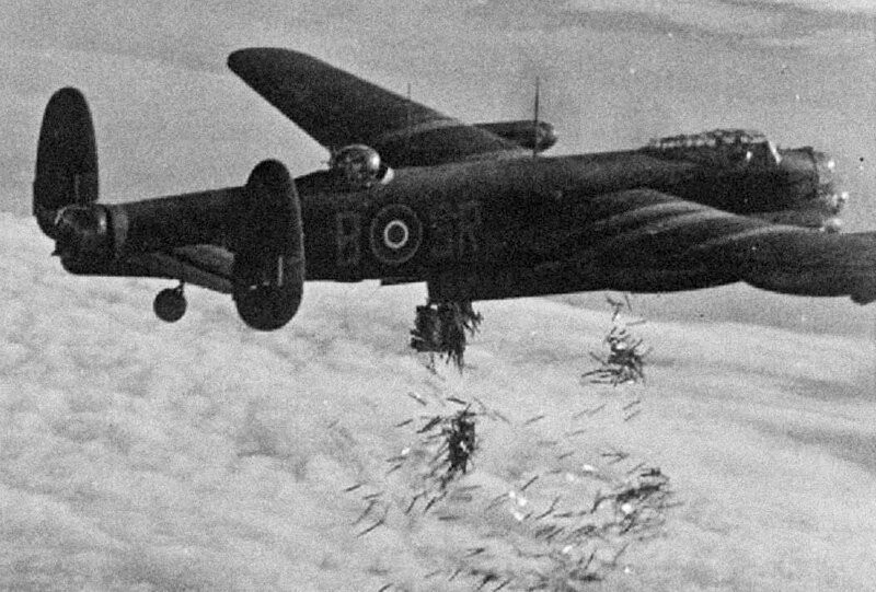Британский тяжёлый бомбардировщик Авро «Ланкастер» сбрасывает дипольные отражатели «Виндоу» над Дуйсбургом