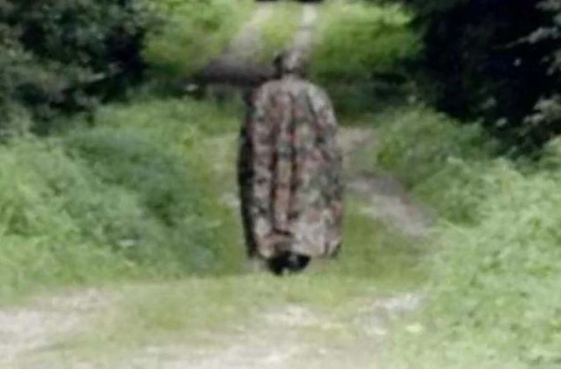Таинственный «солдат» в противогазе 15 лет ходит по лесу в Швейцарии