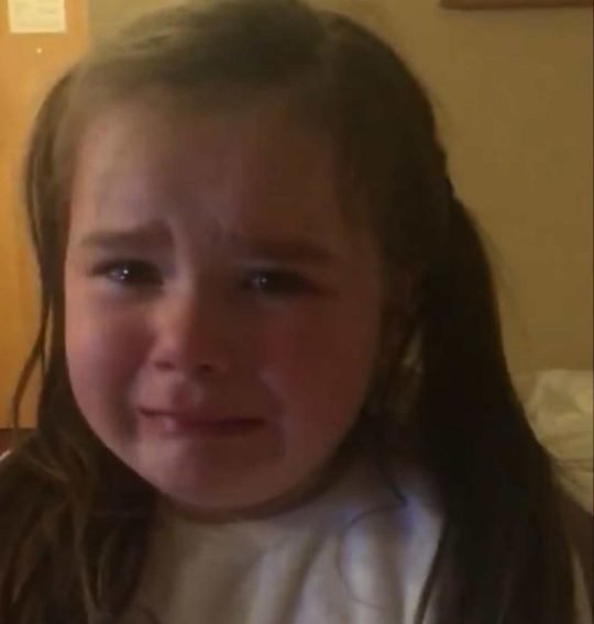 Четырехлетняя малышка расплакалась, узнав, что на Рождество останется на улице