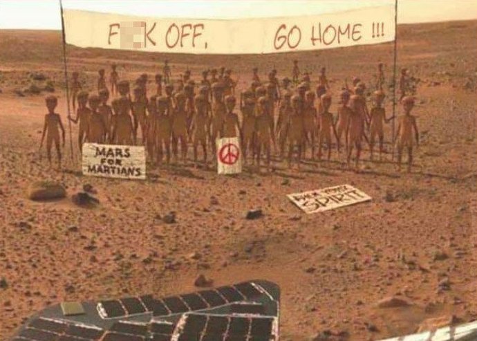 2. "NASA получает второе изображение с Марса" (надписи на плакатах - "Отвалите", "Ступайте домой", "Марс для марсиан")