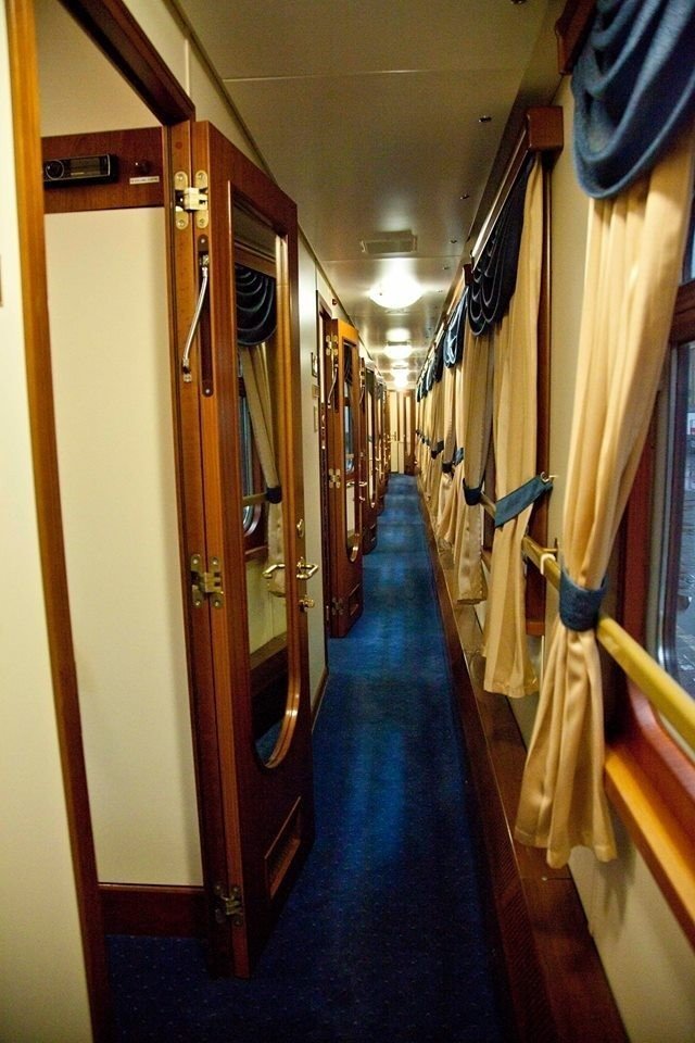 Несмотря на цену билета в 1,5 миллиона рублей, от желающих прокатиться на российском поезде класса л