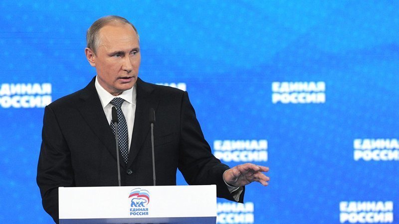 Путин потребовал от единороссов не опускать партию "ниже плинтуса"