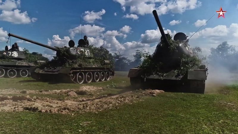 Марш стальных ветеранов: «Звезда» показала легендарные Т-34 армии Лаоса