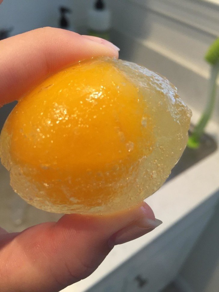 Яйца замерзли в холодильнике