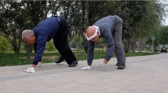 В любом китайском парке можно встретить стариков (иногда и людей среднего возраста), которые ритмично ходят по аллеям — спиной вперед.