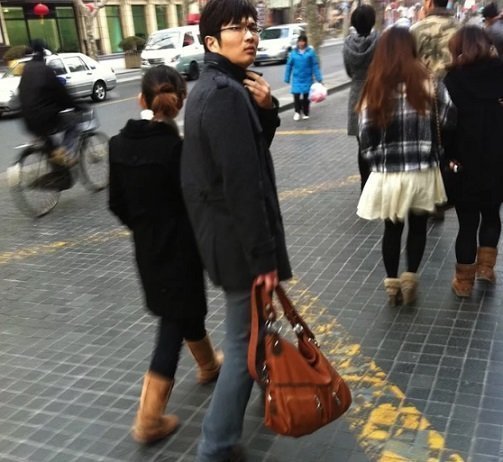 Если вы видите в руках у молодого человека дамскую сумочку, не стоит удивляться.