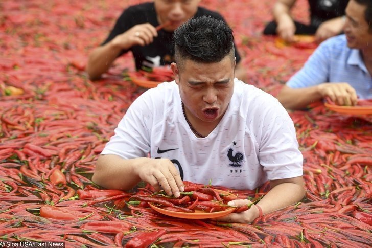 В Китае можно поучаствовать в соревнованиях, где люди должны есть острые перцы чили, погружаясь в ванну с ними же. 