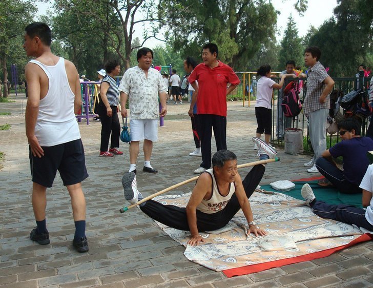 Быть в тонусе китайцам помогают коллективные упражнения на воздухе.