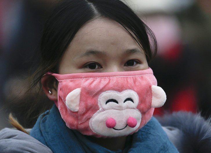 Многие жители Китая вынуждены носить медицинские маски из-за сильно загрязненного воздуха. Чтобы не было скучно, они превратили маску в настоящий модный аксессуар.