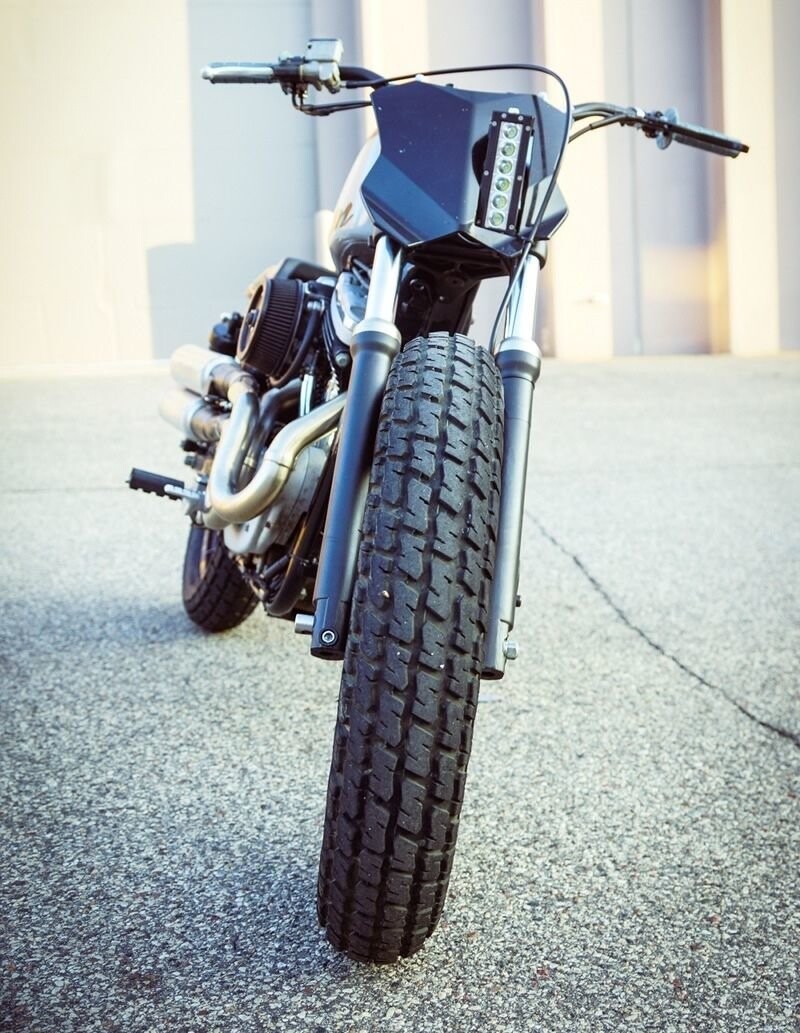 Дэн Райли из «Gunn Design», когда наткнулся на мотоцикл Harley-Davidson XL1200S Sportster Sport 1998, решил сделать свой трекер Super Hooligan.