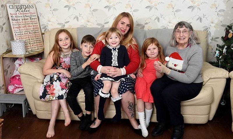 Ирен Смит (81 год) со своей новой семьей: Тейлор-Даниэль Пирсон и ее дети (слева направо) - Лекси (11 лет), Харли (7 лет), Амелия (3 года) и Сиенна (5 лет)