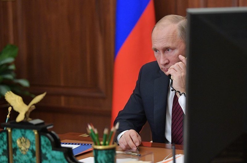 Президент России Владимир Путин во время телефонного разговора.