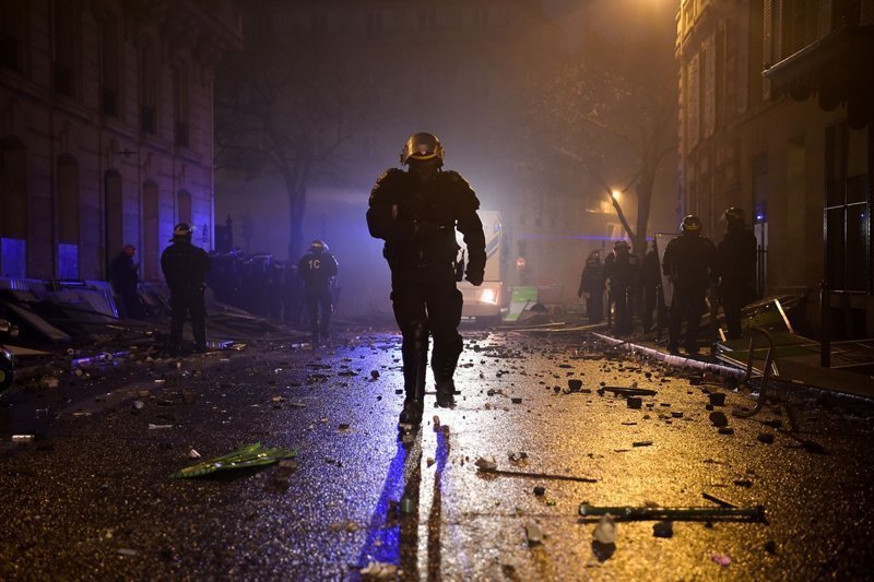 Бьют всех без разбора: французской полиции стоит поучиться выдержке у российских правоохранителей